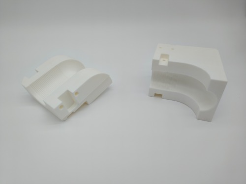 Biegebacken für eine Rohrbiegemaschine, 3D-gedruckt aus weißem PETG. Robustes Material für präzise und langlebige Anwendungen im Maschinenbau.
