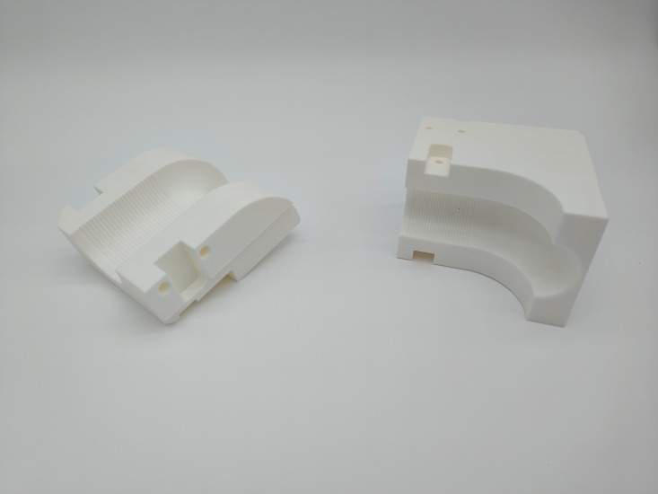 Biegebacken für eine Rohrbiegemaschine, 3D-gedruckt aus weißem PETG. Robustes Material für präzise und langlebige Anwendungen im Maschinenbau.
